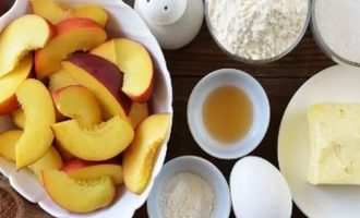 Вначале подготовьте все ингредиенты для приготовленья пирога со свежими персиками