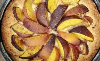 Поставьте выпекать пирог со свежими персиками в разогреьую духовку на 40 минут