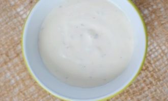 В небольшой сервировочной миске смешайте сливочный сыр, майонез и орегано для соуса, который будет использоваться для макания.