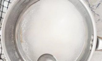 Начните с приготовления карамели, для этого всыпьте сахар и влейте 1 ст. ложку воды в удобную для вас посуду
