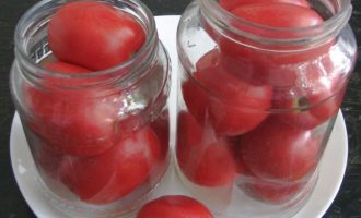 Стеклянные банки хорошо промыть, простерилизовать и выложить подготовленные томаты. Очень удобно использовать литровые, 1,5 литровые или двухлитровые банки.
