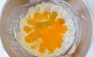 После разбейте яйцо, добавьте яичные желтки, ром, соль и все хорошо перемешайте.