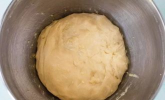Замесите тесто и выложите его в смазанную маслом миску.