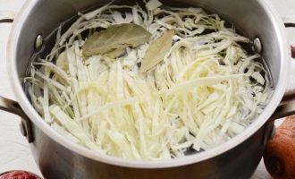 В овощной отвар или кипящую воду введите картофель, а через 10 минут капусту и проварите все вместе почти до готовности