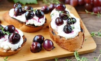 Праздничные бутерброды с сыром Рикотта и виноградом
