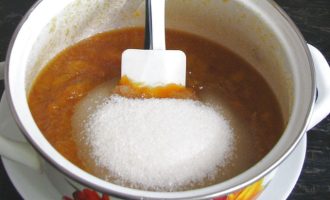 Теперь насыпьте сахар и поставьте варить при среднем нагреве в два приема по 15 минут. Если вы хотите, чтобы джем был густой, тогда можете время варки увеличить, но цвет тогда станет  более тёмный.