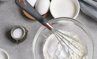 Смешайте муку, рахрыхлитель и соль
