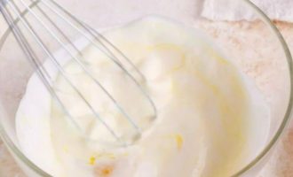 В другой миске среднего размера взбейте йогурт и яйца.