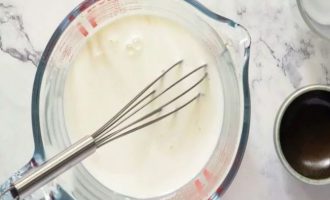 В миске смешайте ¾ стакана молока с 2 столовыми ложками белого уксуса и оставьте на две минуты