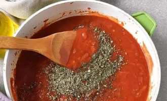 Добавьте 1 столовую ложку томатной пасты и 400 грамм натертых помидоров или пассаты