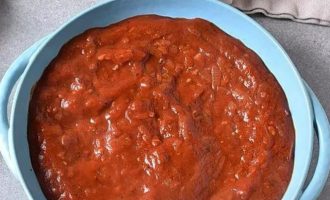 Вылейте томатный соус в подготовленную форму для запекания