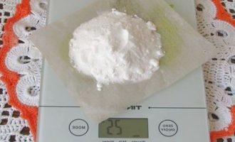 Лимонную кислоты насыпать отдельно на чистой салфетке или бумаге 15 грамм.