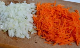 Мелко нарезаем лук ножом, а морковочку натираем на тёрке с крупными ячейками