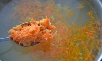 Пассеруем лук с морковью на растительном масле 5 мин, а затем готовую пассеровку выкладываем в суп. Теперь варим суп с поджаркой 5 мин.