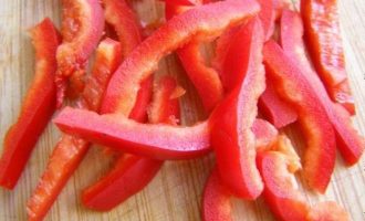 Красный или зеленый сладкий болгарский перец превратить в брусочки или соломку.