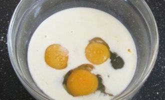 Сразу же приготовить тесто кляр. В удобную посуды вбить три яйца, влить молоко и присовокупить соль.