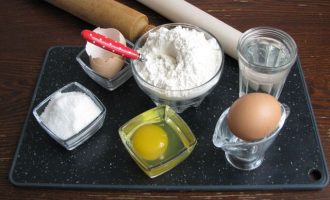Перед началом приготовления домашней лапши необходимо подготовить все компоненты: муку высшего сорта, яйца и холодную воду.