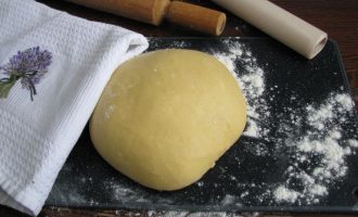Замесить крутое тесто, скатать в общий шар и накрыть кухонным полотенцем и оставить на 20-30 минут для набухания белков.