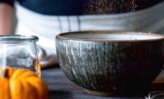 Всыпать черненькие семена и оставляем их на 20 минут для набухания.