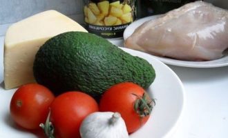 Перед приготовлением необходимо подготовить все продукты для салата с авокадо и курицей.