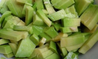 Далее авокадо нарезать в виде соломки или брусочков и сбрызнуть лимонным соком, иначе он быстро потемнеет.