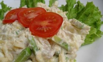 Содержимое хорошо перемешать, попробовать на вкус, слега посолить, а потом выложить на блюдо, где предварительно выложить салатные листья. Сверху салат декорировать нарезными помидорами. Желательно использовать помидоры Черри.