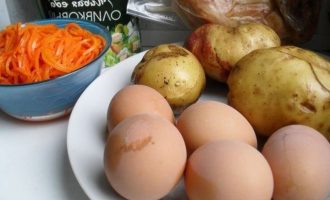 Подготовить все компоненты для салата с копченой курицей и корейской морковью