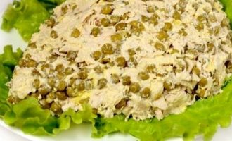 Далее, на плоское сервировочное блюдо выложить чистые и сухие листья салата, а них разложить предыдущую салатную массу в виде ежика.