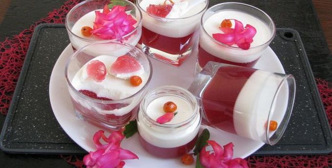 Сметанное желе с малиной