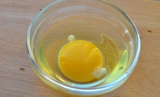 Заливаем в отверстие бублика сырое яйцо предварительно вылитое в стакан