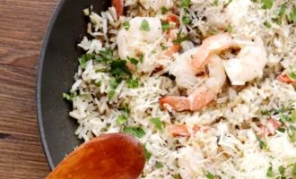 Как приготовить рис с креветками и соусом