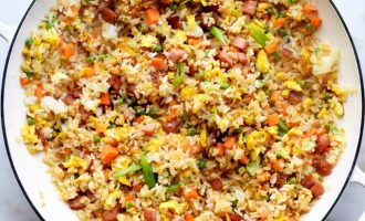 Рецепт риса с овощами, беконом и соусом