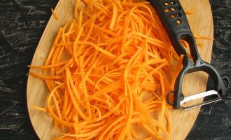 Морковь промойте, очистите и нарежьте в виде соломки. Для этого используйте терку для корейской морковки, но только с другой стороны.