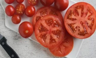 Для салата нарежьте помидоры