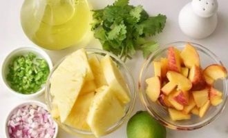 Подготовьте ингредиенты для салата из ананаса и персика