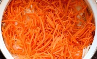 Морковь очистите и натрите на терке для корейской моркови, а потом присоедините с капустой.