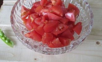 Подготовленные помидоры выложите в салатник.