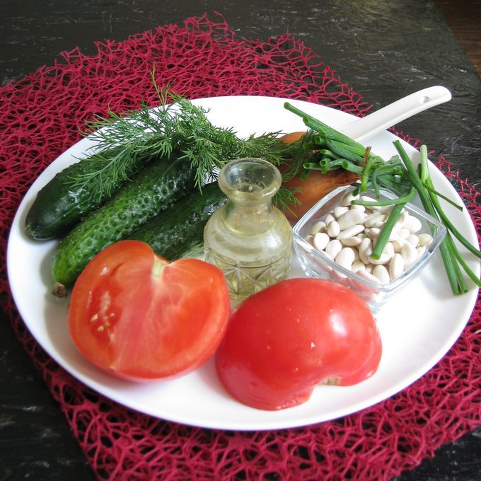 Салат вкусный огурцы помидоры перец. Салат из огурца, помидор и болгарского перца.