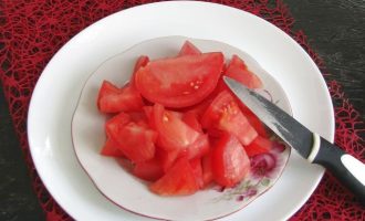 У томатов обрезать место крепления плодоножки и нарезать их на кусочки в виде ломтиков.