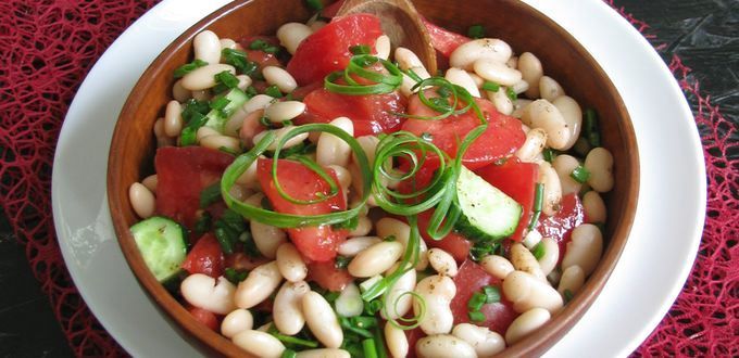 Салат из свежих помидоров, огурцов и фасоли пошаговый