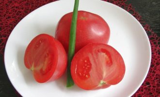 Свежие мясистые и сладкие помидоры сполосните под проточной водой.