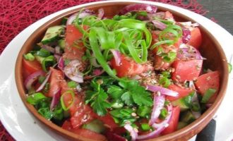 Салат из свежих помидоров, огурцов и семян льна