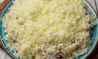 На завершающием этапе, сыр натрите на мелкой терке и выложите следующим слоем.