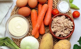 Вначале подготовьте все ингредиенты для приготовления салата Мимоза с картошкой и морковкой