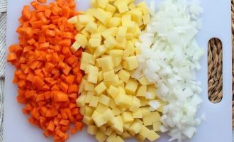Нарежьте морковь, картофель и репчатый лук