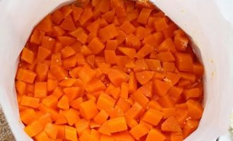 Следующим слоем выкладываем половины желтков и поверх них нарезанную кубиками вареную морковь