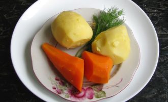 Подготовленные овощи: морковь и картофель поставьте варить. Потом охладите и очистите от кожицы.