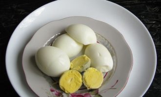 Вареные яйца очистите от скорлупы, отделите белки от желтков.
