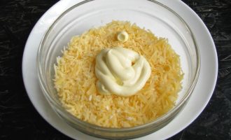 Следом за белками выложите тертый сыр и вновь промажьте майонезом со сметаной.