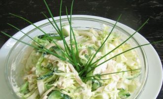 Салат с капустой, кальмарами и огурцом